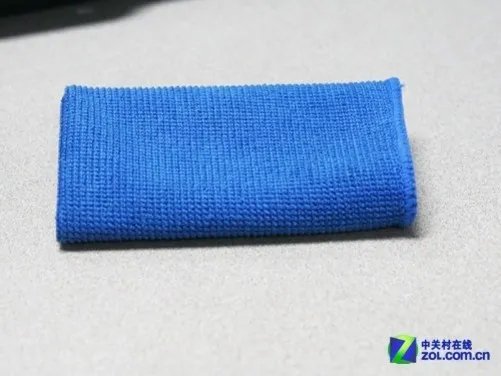 给爱机穿上防划衣 编辑教你如何贴好膜