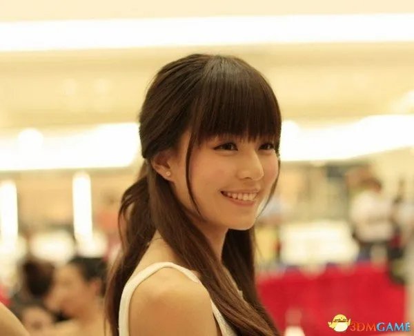 深大校花温健婷新旧照片对比：青涩退去变优雅