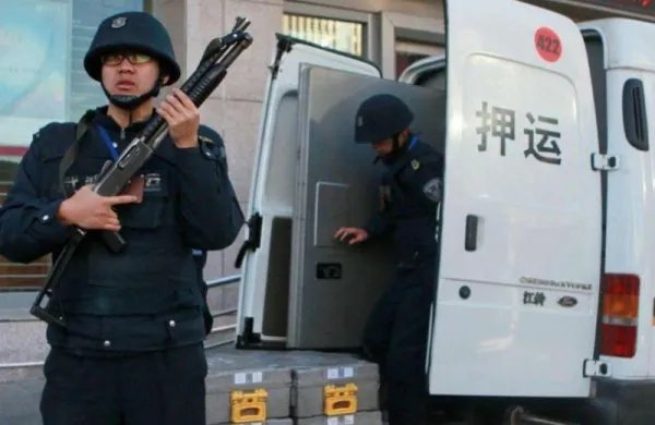 身穿金盾押运制服的工作人员背枪在超市购物，此举是否会受到处罚？