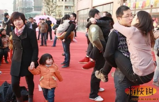 “接吻”马拉松？合肥上演接吻大赛多人晕倒