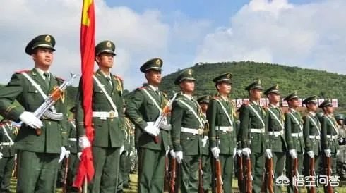 我儿子今年高考，成绩上不了本科，是去当兵好，还是报个大专学校再去当兵好？