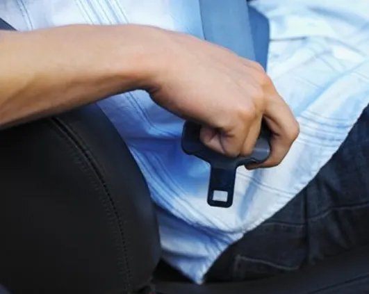 汽车翻滚四圈车上3人毫发无伤，系安全带的究竟有多重要？