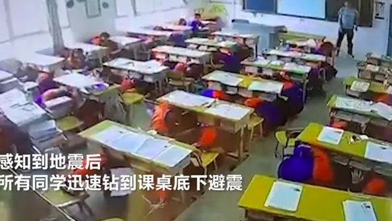 地震瞬间昆明中学生1秒抱头避震是怎么回事？