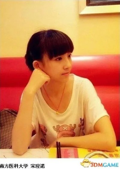 深大校花温健婷新旧照片对比：青涩退去变优雅