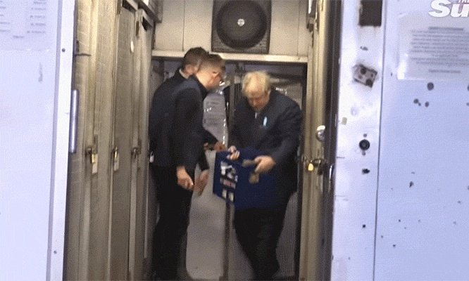 英国首相约翰逊为了拉票天不亮就亲自去给选民送牛奶，你怎么看？