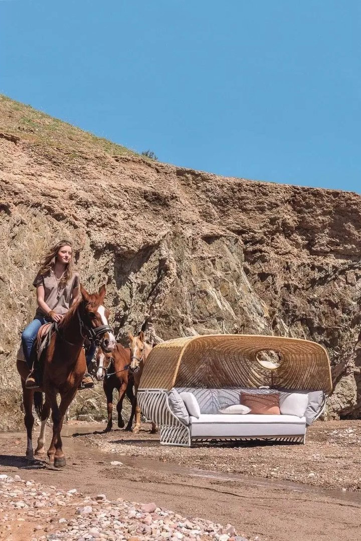 他把家具拍成了时尚大片的格调，香格里拉、四季等国际酒店都是它的忠实客户