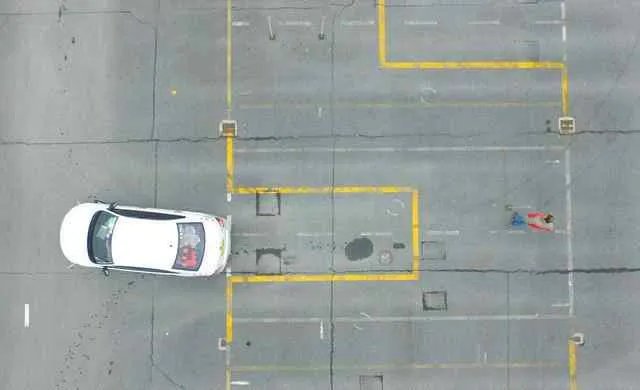 学开车怎样才能知道车身正不正？