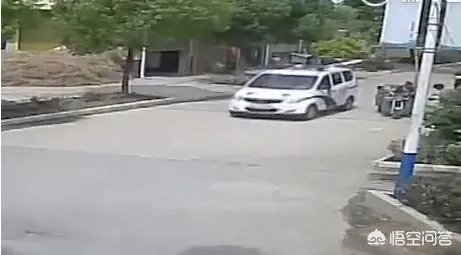 民警扶大妈被讹，大妈该得到谅解吗？