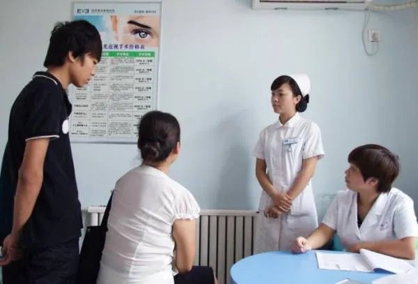 医院公然插队的是什么人？