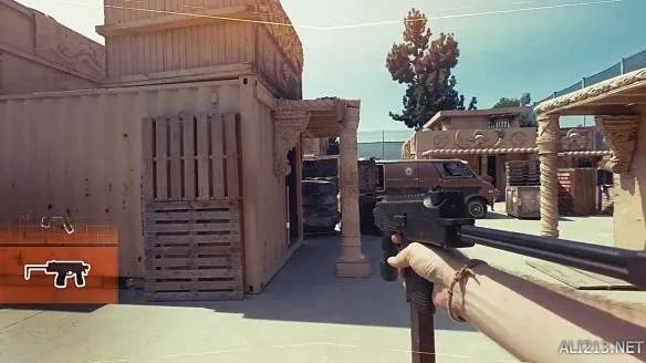 这样的真人CS玩起来那才带劲！各种神级武器乱入