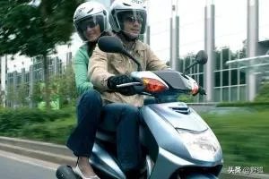 骑摩托车必须要戴头盔吗？为什么？