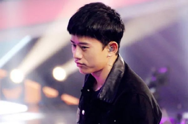 《乐队的夏天》中的乐队为什么都讨厌张杰的歌？