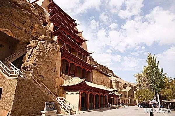 敦煌雨势加大，莫高窟崖体有碎石掉落暂停开放，凡已预订今日门票未出票订单可退，已出票需窗口办理退票。你怎么看？