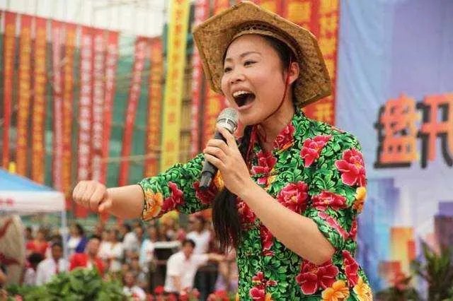 有人说电视上看不见“草帽姐”了，她的近况怎么样？