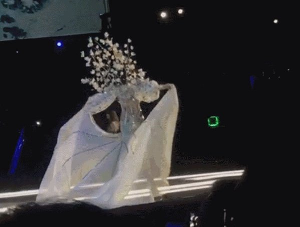 2017年维密秀，对待奚梦瑶摔跤事件，来尬聊会儿你第一时间关注到的是什么？