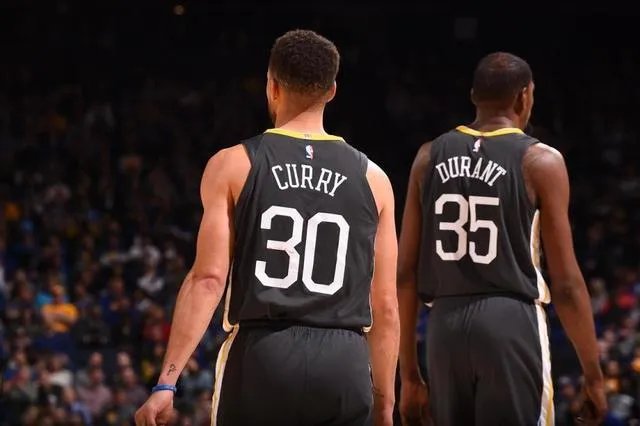 库里和杜兰特赛前深情拥抱致意，久别重逢的场面有感动到你吗？