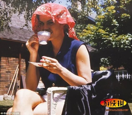 宅男性感女神的鼻祖 梦露罕见休闲照近日曝光