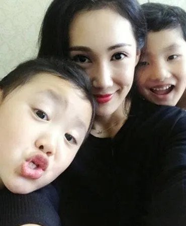 韩磊前妻是谁呢 曝光其其格背景经历