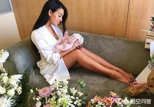 C罗向乔治娜求婚成功， 大家觉得店员出身的“罗嫂”怎么样？