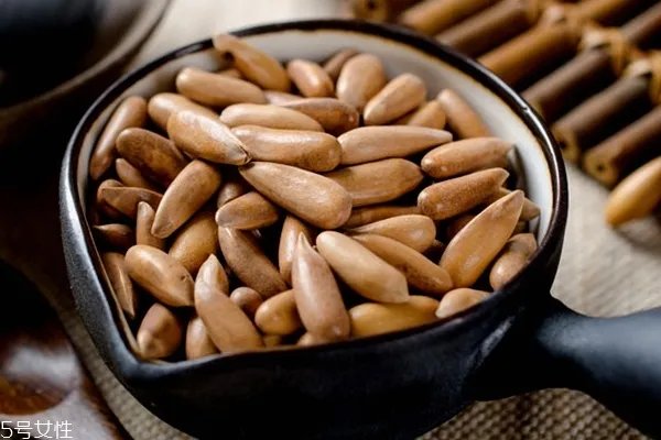 松子怎么炒 这样炒就开口