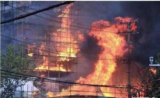 上海胶州大楼为啥用水泥封死