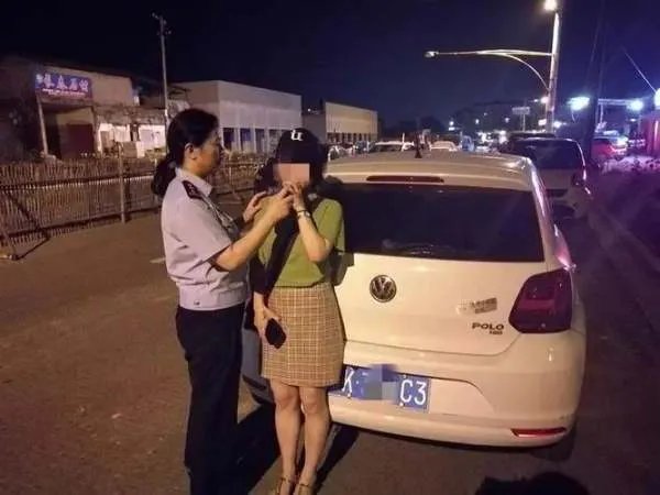 男子醉驾连撞6车竟甩锅给妹妹，交通事故顶包要负什么责？