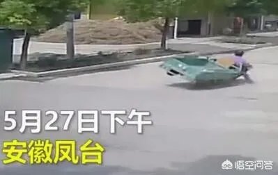 民警扶大妈被讹，大妈该得到谅解吗？