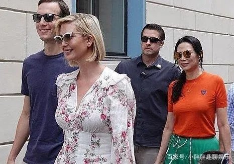 嫁豪门，恋上小鲜肉，52岁的邓文迪过得怎么样？