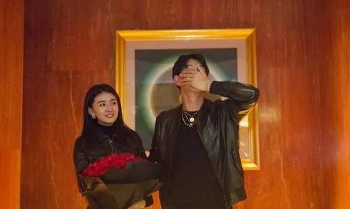 蒲巴甲梁洁恋情曝光，你怎么看？