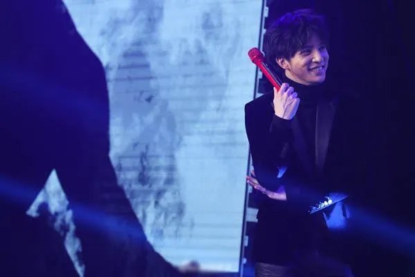 薛之谦摔话筒事件是啥