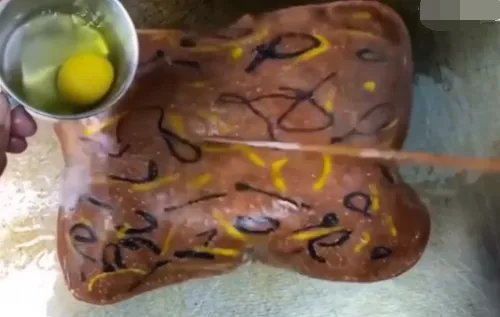 店家钻研推出彩色鸡蛋灌饼，一天能卖出多少个？