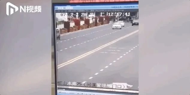 贵州公交车坠胡事件中，司机有没有责任？