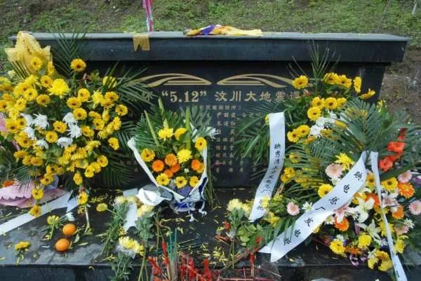 汶川地震尸体惨状