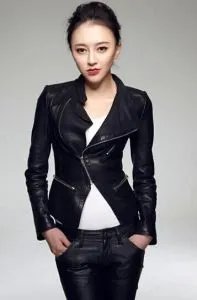 英雄儿女战上海》饰演纯子