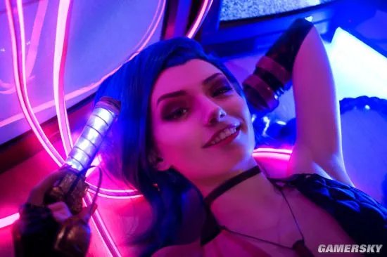 白俄妹子《LOL》金克斯COS 暴走萝莉自带表情包