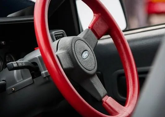 汽车翻滚四圈车上3人毫发无伤，系安全带的究竟有多重要？