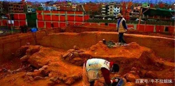 江苏挖出明朝不腐女尸，手戴绿宝石，专家褪去其衣物发现了什么呢？