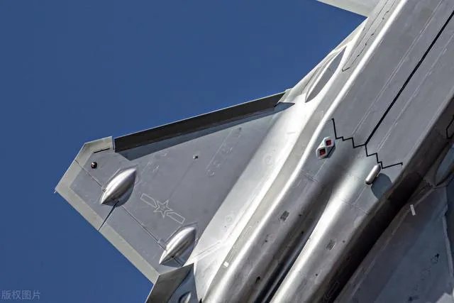 俄罗斯2020的红场阅兵上，有这么一个镜头，是怎么拍出来的？