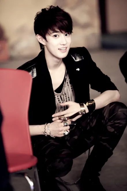 谁有 金俊绵 朴灿烈 吴世勋的照片啊 还分不太清= =