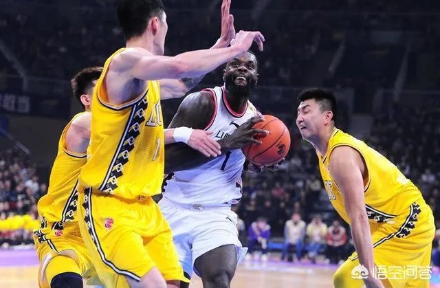 CBA第二轮，史蒂芬森一攻一防让孙铭徽领到一个技犯一个违体犯规，当时发生了什么？