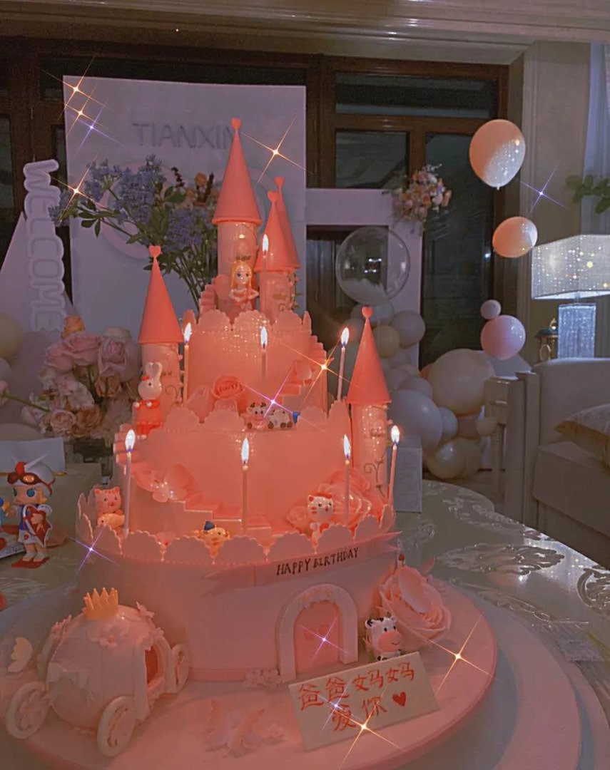 贾乃亮李小璐为女儿庆生，甜馨的变化有多大呢？