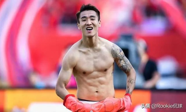 韦世豪脱衣庆祝晒肌肉，有球迷说：没纹身的话打满分，你怎么看？