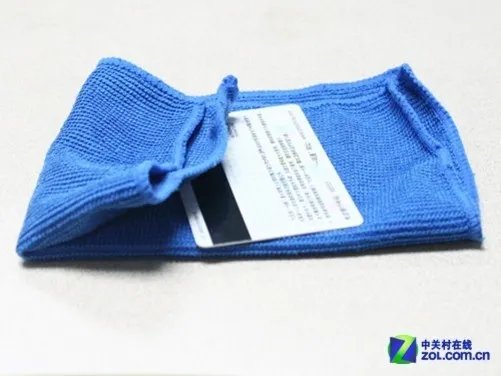 给爱机穿上防划衣 编辑教你如何贴好膜