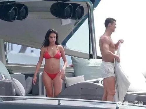 C罗向乔治娜求婚成功， 大家觉得店员出身的“罗嫂”怎么样？