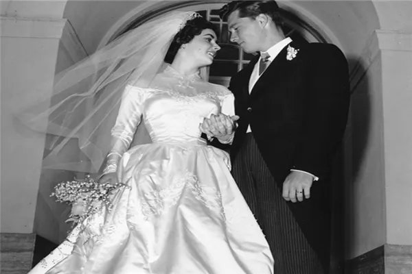 世界上最美十大婚纱：伊丽莎白二世的婚纱上镶满了1万颗珍珠