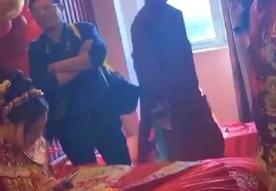 接亲被丈母娘嫌给一万八太少，遇到这样的情况，新郎该如何应对？