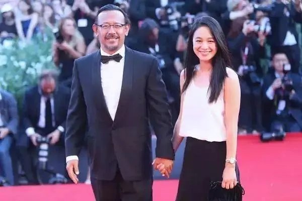 姜文这么骄傲的人，为什么会被老婆周韵“拿”得死死的？