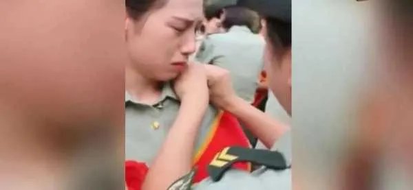 00后女枪王退伍时哭成泪人