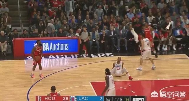 哈登晃倒韦斯利约翰逊数米远，等他站起来再投进三分，什么水平？