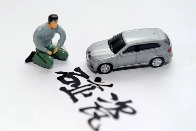 男子为让碰瓷更逼真，竟拿砖头砸断手指！是什么让他如此心狠手辣？